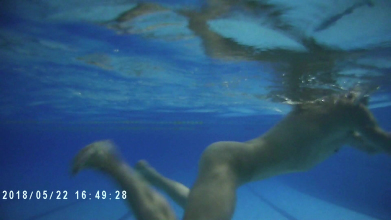 outdoor-fun: Piscina pubblica coperta nuota da solo un uomo nudo non...