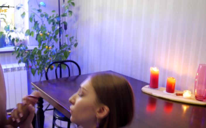 PussyKageLove: 18 jahre altes mädchen reibt ihre muschi auf dem tisch...