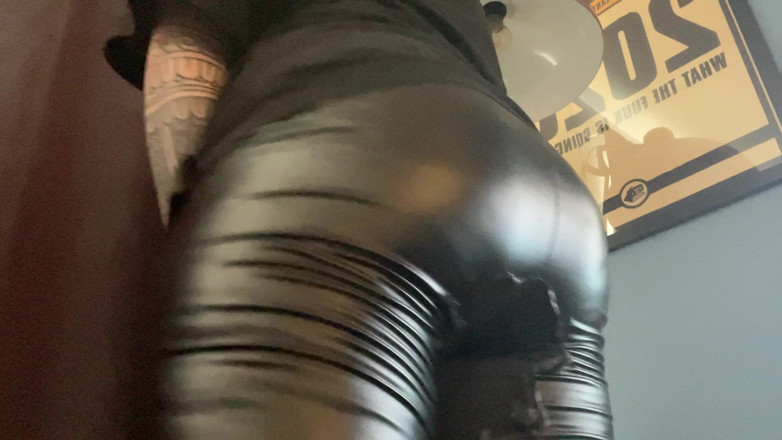 Miss Valentina: Destruindo calças de couro com adoração