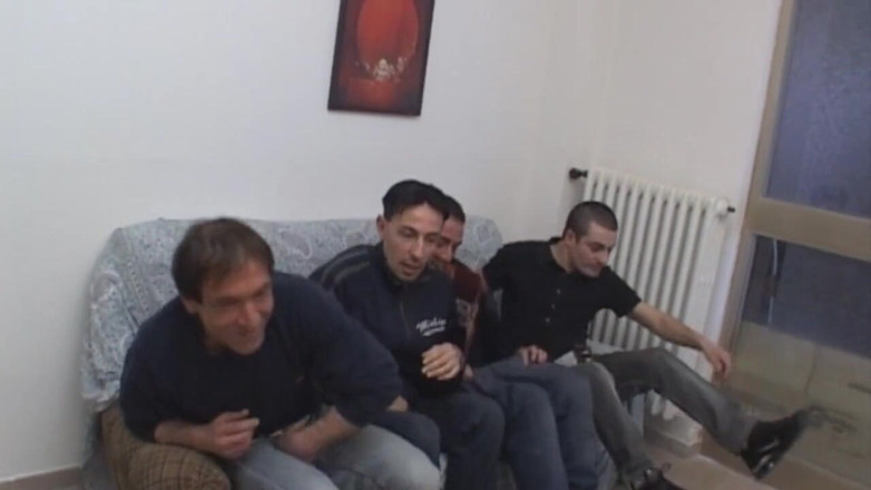 Real Home Made: Sąsiadka gruba kobieta idzie na gangbang