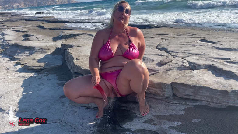 Lena Cox: Cewek kelain masturbasi dengan bikini di pantai sampai muncrat berisiko