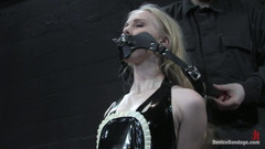 Device Bondage by Kink: Tři modelky trpí na kolenou Živě, část 1