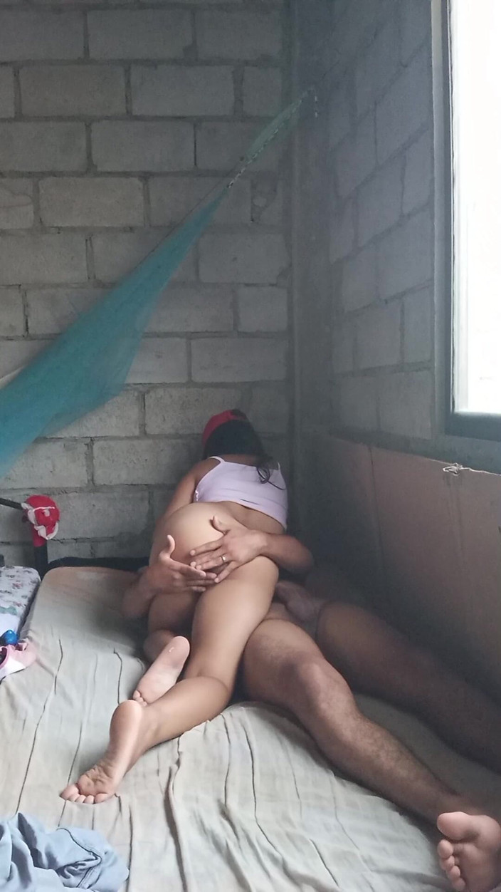 El placer del Sexo Duro: De jonge mens eet zijn beste vriend als hij thuiskomt...