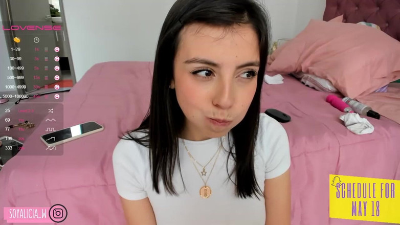 Cute Alice: Alice si cewek imut berlutut di depanmu, wajahnya memuja kontolmu,...