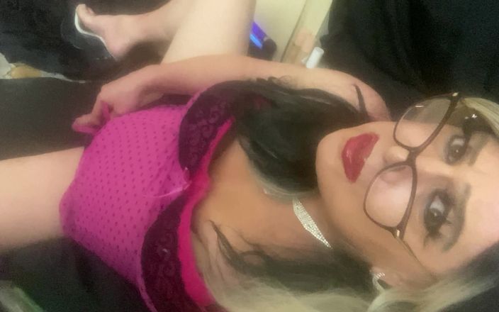 Krissy Sweets: Krissy Sweets yarak halkası ve anal oyuncak kullanıyor