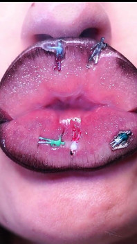 V tomto okouzlujícím videu budete léčeni na hodu památek: obryně svůdné rty