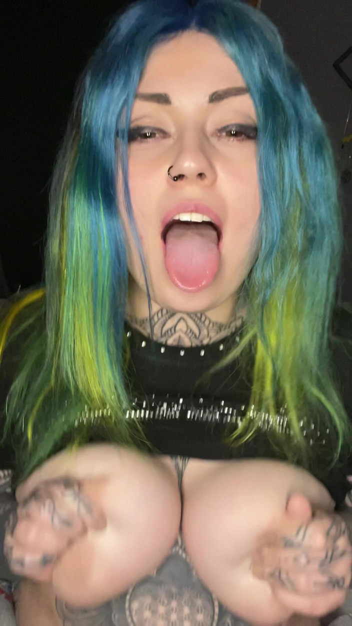 Miss Valentina: Dicke titten ahegao goth prinzessin