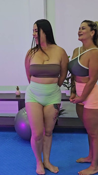 MILF ชวนเพื่อนไปฝึกโยคะตันตริกและทั้งคู่ก็รู้สึกตื่นเต้น