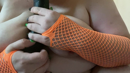 BootyliciousXXL: Velká kráska se baví s hračkami