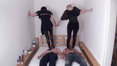 Femdom Austria: Brunette en blondine vertrappen hun slaven