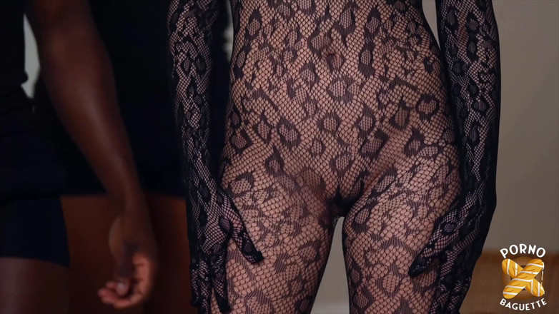 Porno Baguette: クラウディア、セクシーなブルネット、激しくセックスされる