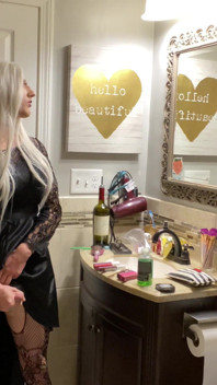 Emo Crossdresser si nasazuje anální kolík a honí si
