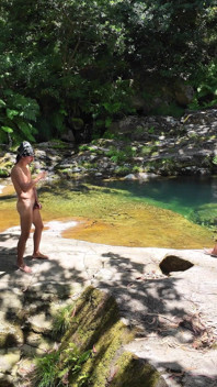 Un amateur filmé sur son téléphone comme il est facile de baiser un inconnu nudiste dans la bouche
