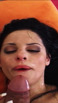 Sıska genç kız Lola Banks kalın yaraklı bir fotoğrafçı tarafından oyuncu seçmelerinde orgazm olmak için sikiliyor