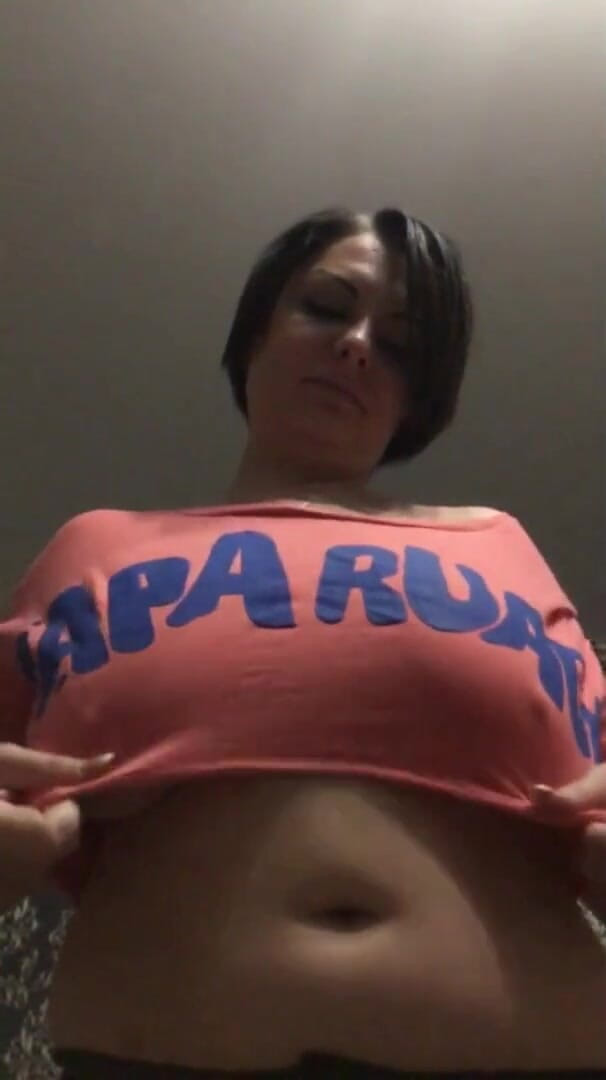 Sexy Milf: Sâni care sar de pe tricou cu încetinitorul!