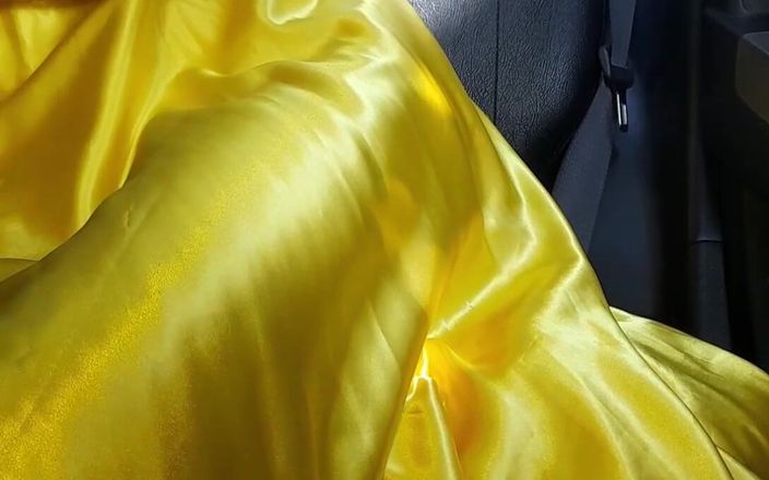 Naomisinka: Sexy Crossdresser masturbuje ve žlutých saténových lesklých šatech
