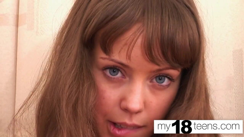 My 18 Teens: MY18TEENS - Studentka prstí mokrou kundičku a detailní orgasmus