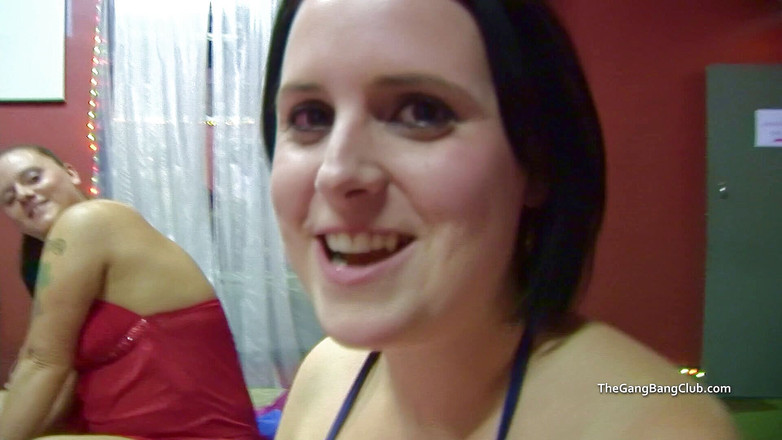The Gangbang Club: Crot di pantat lebar sarah