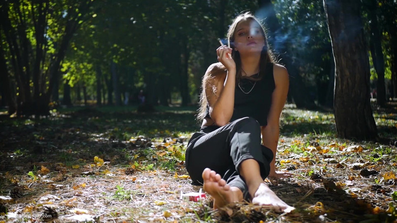 Russian Smokers: Rokok Merokok Cantik Rusia yang menggodakan di Studio