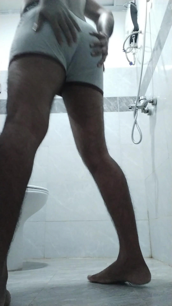 Liam Brandon: Mostrando el trasero