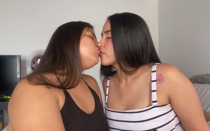 Zoe &amp; Melissa: Лесбіянки пристрасно цілуються глибоко