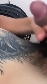 Masturbándome hasta que me corro en mi vientre en diferentes ángulos