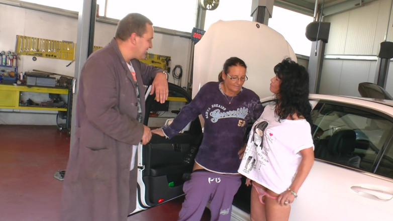 Erotic Club: Festa de sexo na garagem do carro
