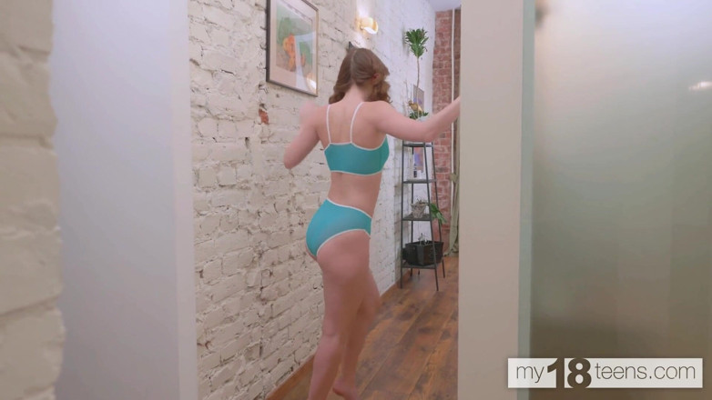 My 18 Teens: Julia Morozzi, jolie fille mignonne, taquine sa chatte poilue