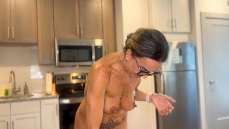 Darrenblazeent: Latina milf Karla recibe una queja de ruido y recibe...