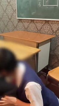 #122 Erkek arkadaşını bekleten ve sınıf tarafından sikilen bir kız