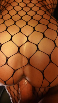 Je baise dans ma tenue en résille dans une salle de sport