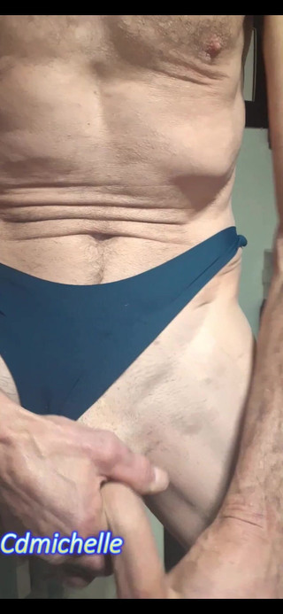 Crossdressers Cd Michelle wearing sexy lingerie: Crossdresser Michelle hittade ett par styvdotter trosor som låg på...