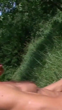 Baise en plein air avec une nana sexy et une grosse bite
