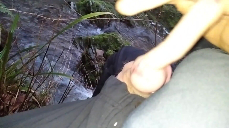 Elvissc: Ngocok kontol enak di sungai, kamu mau nyepong kontolku nggak?...