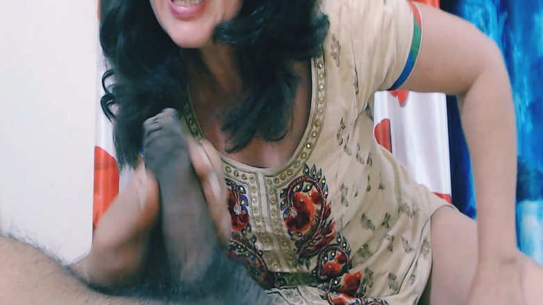 Bolly Karma: 激しいセックスを望む欲求不満な義理の妹。