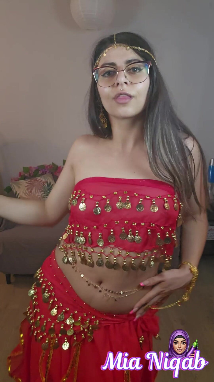 MiaNIqab: 93. Dans arab din buric în timp ce o dezbracă pe...