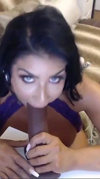 Matură sexy cu țâțe mari Raven Heart se masturbează cu o baghetă magică și un vibrator negru mare