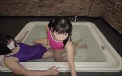 Sissykanisa ve Reina jakuzi küvetinde