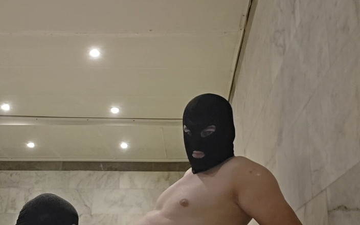 Gokmen Yaman: Homosexuali kurdi se fut reciproc în baia turcească.