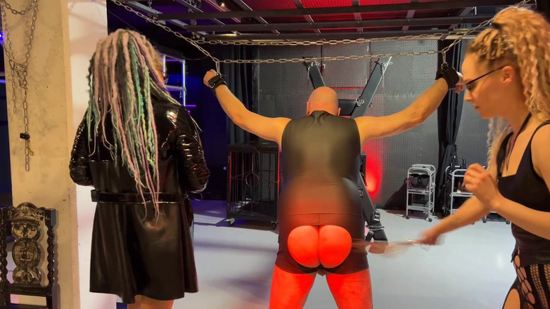 Domina Dark: Domina fa sesso davanti allo schiavo