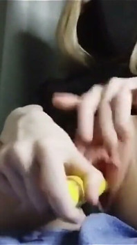 Brincando com meu vibrador amarelo