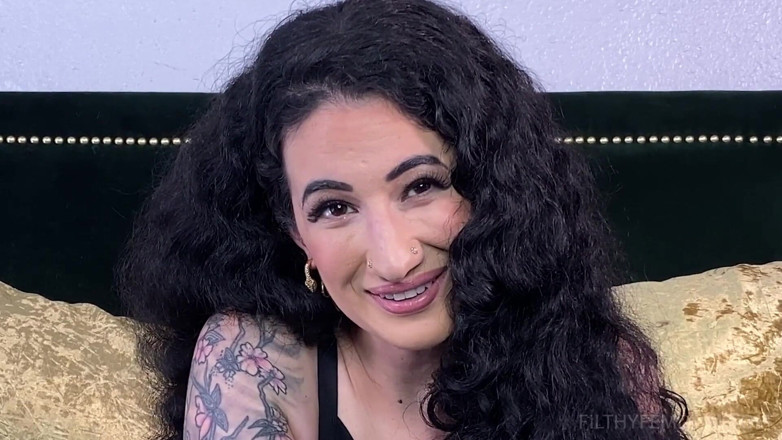 FilthyFemdom: ที่ทิ้งน้ำเงี่ยนสกปรกตัวเล็ก นำแสดงโดย Arabelle Raphael