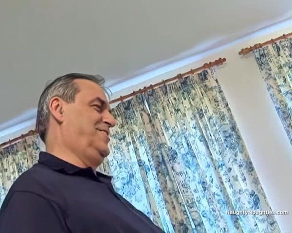 Naughty Noughties: Paige Ashleys 백도어 주위를 핥고 냄새를 맡는 뚱뚱한 늙은 남자