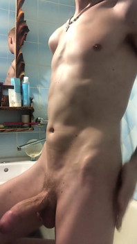 Twink sexy slabă se masturbează în baie și ejaculează mult