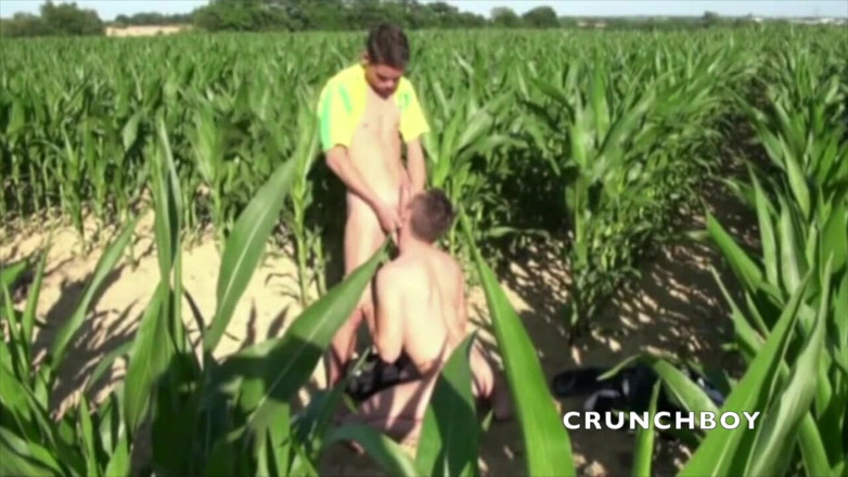 Crunch Boy: Slut fuccked by French twink in exhib corner field