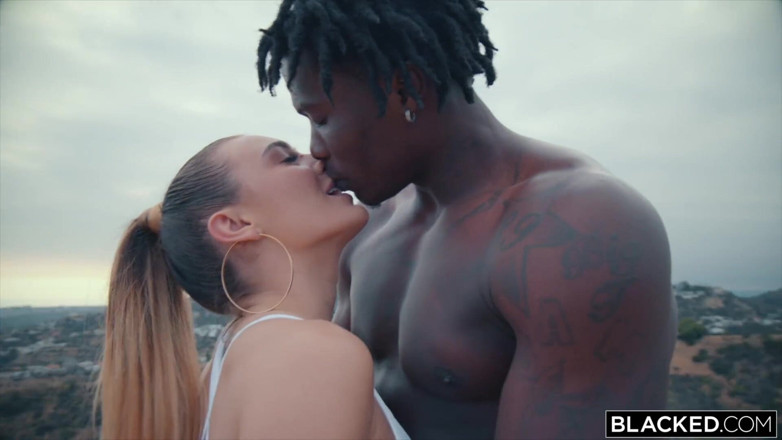 Blacked: Blacked sıkı modelin büyük zenci dışında hiçbir şeye zamanı yok