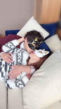 I soffan i affärrummet delar de två en passionerad kyss och börjar ha sex för att dela sin djupa kärlek.