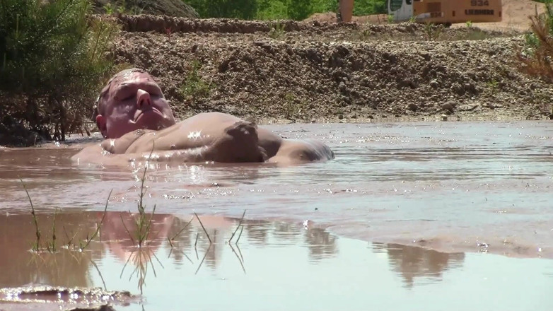 Muddy chubby: Kąpiel w piasku z głębokim, kremowym, brązowym błotem.