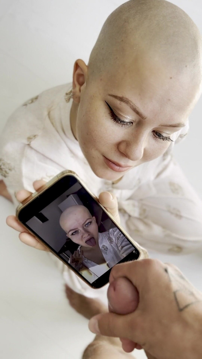Vilu_and_Mi: Cumtribute Bald Girl Cleanup Her Phone After