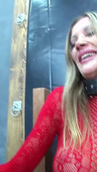 Une MILF à forte poitrine se fait ligoter sur la chaise pour se chatouiller